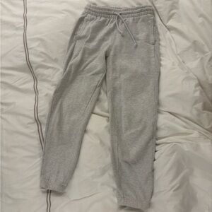 Aritzia boyfriend fit sweatpants in Heather cloud white